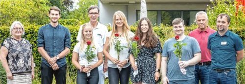 Die Gratulanten und die Preisträger: (von links) Christine Halfstad, Leiterin der Personalabteilung, der Ausbildungsverantwortliche Maximilian Höhensteiger, Johanna Czech, der Ärztliche Direktor Dr. Hanns Lohner, Sabine Leidl, Amelie Wolfegger und Viktor Dirksen sowie Personaldirektor Hans Daxlberger und Jan Spannknebel, Teamleitung Standortbetreuung IT. Nicht auf dem Bild sind die Absolventen Aysenur Kaya und Cornelia Moser.Foto romed kliniken