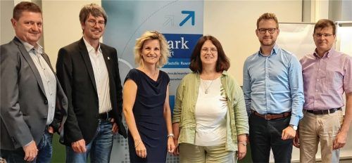 Die IHK Rosenheim sprach die Sorgen der regionalen Unternehmen an: (von links) der stellvertretende Vorsitzende des IHK-Regionalausschusses, Simon Zosseder, der Vorsitzende Andreas Bensegger, Bundestagsabgeordnete Daniela Ludwig, die stellvertretende Vorsitzende des Regionalausschusses, Petra Prechtl-Mareth, der Leiter der IHK-Geschäftsstelle Rosenheim Jens Wucherpfennig, und IHK-Mitarbeiter Martin Gruber. Foto re