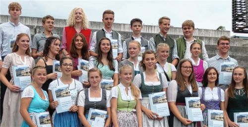 Die Jahrgangsbesten sind stolz auf ihre Leistungen. Foto RE