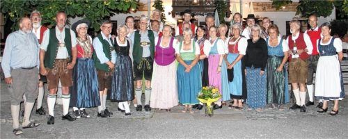 Die Jubilare versammelten sich für ein Erinnerungsfoto.Foto Volkstanzkreis Rosenheim