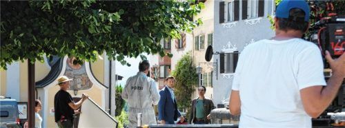 Die jüngsten Dreharbeiten für die „Rosenheim Cops“ fanden an der Brunneninsel am Marktplatz in Neubeuern statt.Foto Reischl-Zehentbauer
