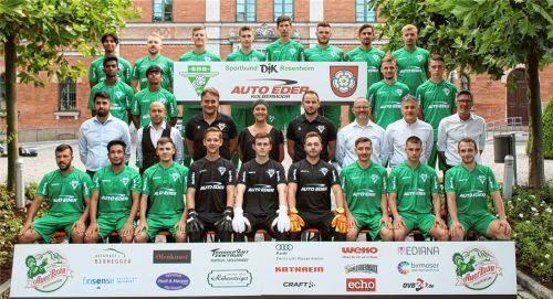 Die Mannschaft des SB DJK Rosenheim freut sich auf die neue Saison. Vorne von links: Omer Jahic, Mohammad Hosseini, Fikret Jahic, Jaro Gleisenberger, Johannes Deckert, Moritz Löwe, Edon Xhelili, Dion Mala, Marco Oberberger. Zweite Reihe von links: Dritter Vorstand Sportbund Abuzar Erdogan, Stefan Schenk vom Hauptsponsor Auto Eder, Co-Trainer Armin Just, Physiotherapeutin Sophia Knallinger, Trainer Eldar Kavazovic, Abteilungsleiter Thomas Leppert, Jugendleiter Großfeld Sasa Stoleski, Sportlicher Leiter Günter Güttler. Zwischenreihe: Fadhil Palapma, Nikhil Balachander, Luis Berkermann, Mike Krumberger. Hinten von links: Mayank Kasavaraju, Dominik Reichmacher, Lukas Ugolini, Stefan Bolesny, Luca Hayden, Carlos Kurzer, Thomas Ofenmacher, Lukas Starringer. Auf dem Bild fehlen: Dragisa Topic und Benedikt Mittermayr. Foto Jokl Krämer