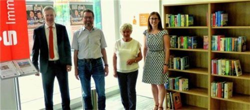Die nächste Lektüre steht vielleicht in der Sparkasse im roten Regal neben (von links) Christian Schneider, Hans Vetter, Erika Fischer und Maria Reindl. Foto Fischer