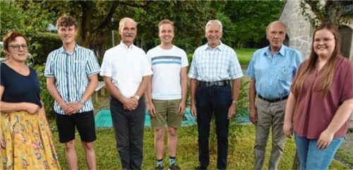 Die neue Führungsmannschaft des Dekanatsrates Inntal: (von links) Katharina Steindlmüller, Valentin Bauer, Dekan Pfarrer Helmut Krauß, Michael Auer, Alfred Hilscher, Sebastian Unterseher sowie Veronika Auer. Foto Ruprecht