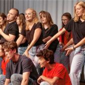 Singend und tanzend auf der Bühne des Hans-Fischer-Saals