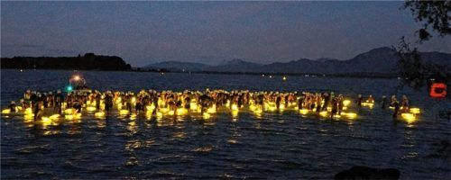 Die Schwimmer beim Vollmondschwimmen am Chiemsee waren mit einer beleuchteten Restube-Boje ausgestattet.Foto re