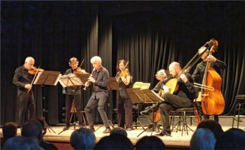 Die sieben Musiker erzeugten eine Atmosphäre voller Heiterkeit und Lebensfreude. Foto Füchtner