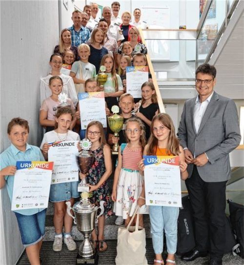 Die stolzen Preisträger der Jugendverkehrsschule im Schuljahr 2021/22 mit Landrat Max Heimerl.Foto Landratsamt Mühldorf