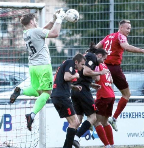 Die Szene kurz vor dem Wasserburger Führungstreffer mit Unterföhrings Tormann Sebastian Fritz (links) und Wasserburgs Janik Vieregg (rechts).Foto Wolfgang Fehrmann