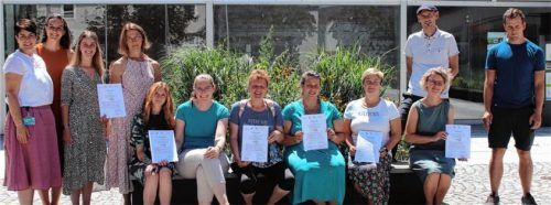 Die Teilnehmer der Abschlussveranstaltung: (von links) Sibylle Baumgartner von der pädagogischen Fachberatung Landratsamt Rosenheim, Claudia Wölfe, Kita-Digitalcoach von Q3, Sabrina Schußmüller und Anna Stieglbauer von der Kita St. Peter in Soyen, Andrea Warmer und Anna-Maria Wühr von der Kita Heilige Dreifaltigkeit in Kolbermoor, Andrea Körner vom Hort Wirbelwind in Prien, Stefanie Huber von der Kita Wiederkunft Christi in Kolbermoor, Claudia Golder vom Haus für Kinder St. Rupert in Amerang, Angela Ackermann-Dietl vom Haus für Kinder Höhenrain in Feldkirchen-Westerham, Coach Danilo Dietsch und Ben Panjas vom Haus für Kinder Höhenrain in Feldkirchen-Westerham. Foto Landratsamt Rosenheim