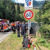 An der Alpenstraße zwölf Meter in die Tiefe gestürzt