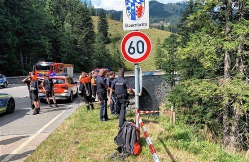 Die Unfallstelle an der Alpenstraße zwischen Bayrischzell und Oberaudorf ist auch für die Einsatzkräfte nur schwer einsehbar. Foto Bergwacht Leitzachtal