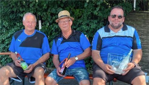 Die Vereinsmeister im Plattlschießen: (von links) Joachim Wiesböck, Georg Huber und Bernhard Cerweny. Foto  Sedlbauer