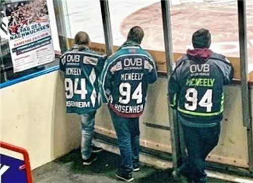 Diese drei Starbulls-Fans können ihre McNeely-Trikots wieder aus dem Schrank holen. Der Kanadier stürmt in der neuen Saison wieder für die Starbulls. Foto Huber