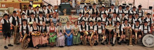 Dirigent Roland Merk (links) und seine Musikanten sorgen auch heuer für Stimmung im Flötzinger-Zelt. Foto Schlecker