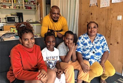 Ein Foto aus glücklichen Zeiten: Die Esiovwas waren in Karlsfeld gut integriert. Über Nacht wurden sie nach Nigeria abgeschoben.Foto Privat