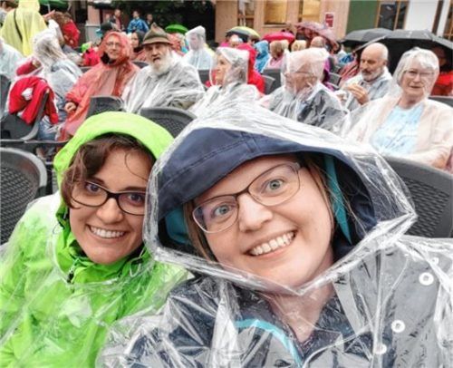 Ein nasses Erlebnis: Sophia Huber (links) und Anja Leitner von der Wasserburger Zeitung bei der Premiere mit Poncho und Regenjacke.
