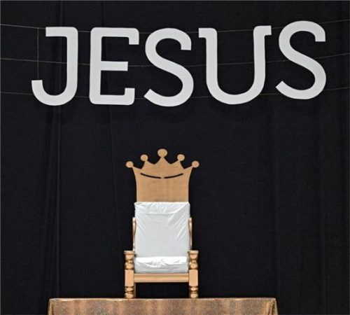 Ein Thron unter dem Wort „Jesus“ ist vorbereitet in einer Halle für das „Christival 22“ in der Messe Erfurt. Foto dpa
