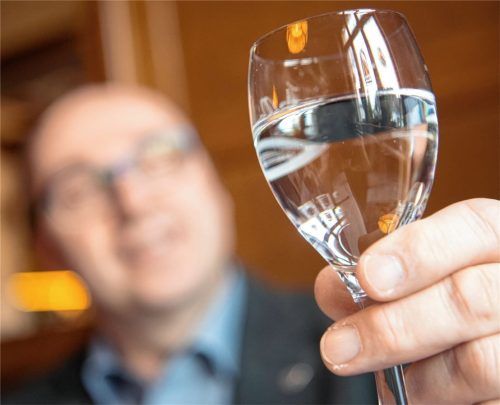 Ein Wassersommelier schaut in ein Glas mit Mineralwasser.Foto dpa