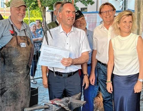 Eine Botschaft an die Politik verbirgt sich hinter der geschmiedeten Ähre: (von links) Michael Ertlmeier, Hubert Aiwanger, Helmut Brummer, Dieter Kannengießer und Daniela Ludwig. Foto  Gerlach