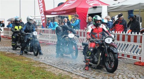 Eine Stunde fahren, einen Tag schrauben: So schön die alten Maschinen sind, so arbeitsintensiv ist die Beschäftigung mit ihnen. Fotos Rehberg
