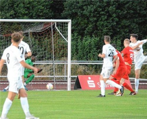 Einer der beiden Kopfballtreffer von Maximilian Pichler für den SV Bruckmühl. Hier überwindet er SBC-Torhüter Ndiaye zum 1:2-Anschlusstor.Foto Franz Ruprecht