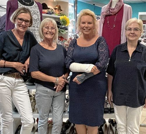 Einige der freundlichen Damen vom BRK-Kleiderladen in Mühldorf: (von links) Gisela Kraus vom BRK, Erni Kreitlmeier, Doris Klimpel vom BRK und Heike Kaiser.Foto Latta