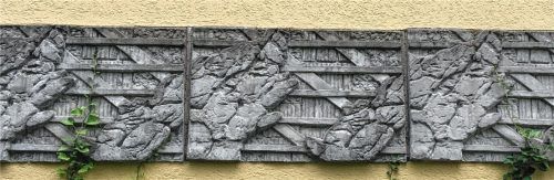 Erika Maria Lankes schuf 1980 die Betonelemente „Der Dachstuhl“ für die Fassade der Hauptwache der Freiwilligen Feuerwehr Rosenheim an der Küpferlingstraße.Foto Frick