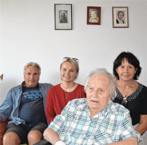 Die Familie erinnert sich (von links): Ernst Obeser, Sonja Heinrichsberger, Jubilarin Theresia Obeser und Roswitha Heinrichsberger. Foto Stöppler