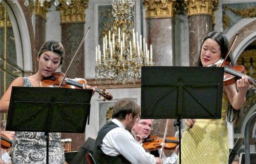 Fabiola Kim (links) und Katharina Kang Litton spielten silber- und gelbglitzernd. Foto Janka