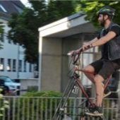 Konzentriert am Rad schrauben