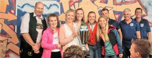 Fairness zahlte sich für die „Miadadirndl“ aus, die dafür von Drittem Bürgermeister Christian Bergener (links) sowie von Stadionsprecher Vitus Reger (von rechts) und Martin Kolb, Abteilungsleiter Fußball, den „Fairness-Pokal“ entgegennehmen durften.