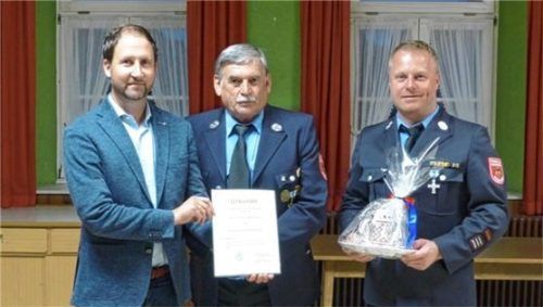 Franz Westner (Mitte) erhält für seine langjährigen Dienste als Gruppenführer sowie Erster und Zweiter Kommandant von Bürgermeister Christoph Vodermaier (links) und Kommandant Josef Habl die Auszeichnung zum Ehrenkommandant der Freiwillige Feuerwehr Riedering.Foto Kirchner