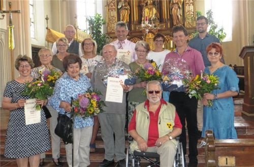 Freuen sich über die Ehrungen (von links): Monika Maier, Kathi Geltinger, Elisabeth Niederschweiberer, Kirchenpfleger Michael Asbeck, Marianne Steinberger, Brigitte Fuchsgruber, Matthäus Kobold, Chorleiter Georg Maier, Gerlinde Holzenbecher, Elli Hellfeuer, Jochen Holzenbecher (vorne sitzend), Helmut Maier, Kaplan Stefan Schmitt und Claudia Schmidhuber. Foto Huber