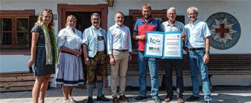 Freuen sich über eine Leader-Förderung von 106187,74 Euro: (von links) Gwendolin Dettweiler von der Leaderarbeitsgemeinschaft Mangfalltal-Inntal, Nußdorfs Bürgermeisterin Susanne Grandauer, Flintsbachs Bürgermeister Stefan Lederwascher, Raublings Bürgermeister Olaf Kalsperger, Bereitschaftsleiter der Brannenburger Bergwacht, Leonhard Pichler sowie der Chef des Amtes für Ländliche Entwicklung, Dr. Georg Kasberger, und Brannenburgs Bürgermeister Matthias Jokisch.Foto  Thomae
