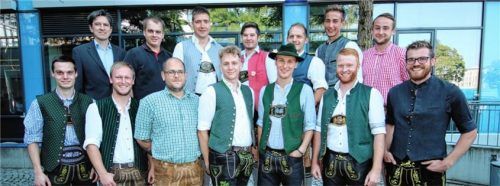 Frischgebackene Meister in den Bereichen Elektrotechnik, Metallbau und Landmaschinenmechanik: Michael Hiebl (Stephanskirchen), Siegfried Hart (Feldkirchen-Westerham), Felix Blank (Bad Endorf), Markus Hiebl (Rott), Christian Widhammer (Feldkirchen-Westerham), Bernhard Neumaier (Feldkirchen-Westerham), Georg Hofbauer (Prutting), Bernhard Bichl (Feldkirchen-Westerham), Philip Bacher (Edling), Georg Osterhammer (Nußdorf), Thomas Zunhammer (Schonstett), Sebastian Sixt (Bad Aibling), Matthias Enthofer (Griesstätt) und Andreas Mayer (Riedering).