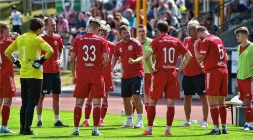 Für 1860-Trainer Florian Heller (Mitte) zählt auch gegen den TSV Landsberg nur der Sieg. Foto Dirk meier