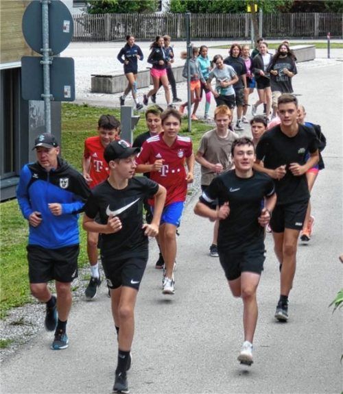 Für den guten Zweck nahmen die Brannenburger Kinder und Jugendlichen ihre Beine in die Hand und liefen eine Stunde lang so viele Runden wie möglich. Foto re