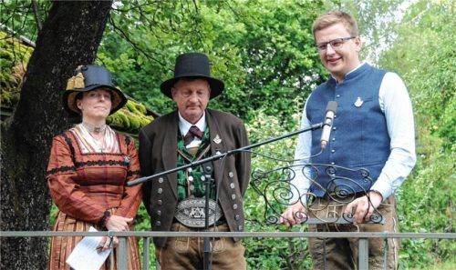 Für die Organisation des Jubiläums zum 400-jährigen Bestehen bedankte sich Bürgermeister Christoph Schneider (rechts) bei den Vorsitzenden Juliane Tiefenmooser und Georg Wachinger.Foto Reischl-Zehentbauer
