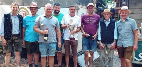 Für ein Foto versammelten sich: (von links) Vorstand KSK Lohkirchen Martin Gruber, Schiedsrichter Roland Stuchlik, Manuel Spirkl, Christian Wagner, Josef Spirkl, Michael Spirkl, Pokalstifter Alfons Niederschweiberer und Organisator Peter Heindl.Foto  Stettner