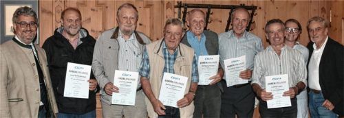 Für ihr langjähriges Engagement wurden (von links) Vorsitzender und Bürgermeister Stefan Lederwascher, Josef Schmidmayer, Ehrenvorsitzender Josef Kirchberger, Werner Sahm, Revisor Wolfgang Pichler, Revisor Wast Unterseher, stellvertretender Ortsvorsitzender Ludwig Lagler, Schatzmeisterin Johanna Astner und Johann Weiß geehrt.Foto re