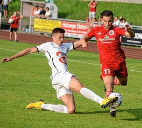 Für Michele Cosentino (rechts) und den TSV 1860 Rosenheim wäre ein Sieg in Kirchanschöring Balsam für die Seele. Foto Franz Ruprecht