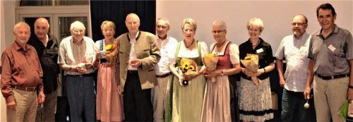 Für seine Vereinstreue von 70 Jahren erhält Georg Schmitt (Mitte) eine Ehrung durch (von rechts) Altvorsitzendem Franz Knarr, Vorsitzendem Sepp Müller und Seniorenreferentin Heidi Hell. Umringt ist er von der Gruppe an Jubilaren, die für 60 Jahre Treue ausgezeichnet wurden.Foto Knarr