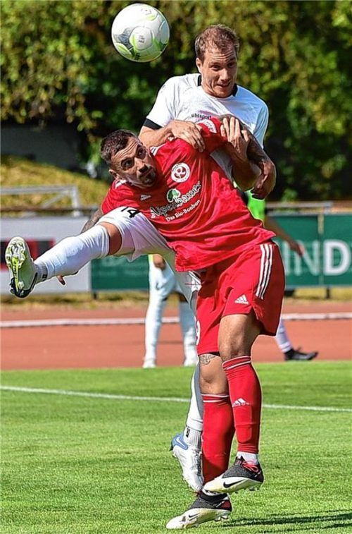 Garchings Sebastian Hofmaier bleibt hier Sieger gegen Sascha Marinkovic.Foto Dirk Meier