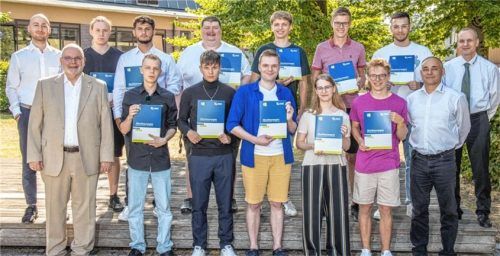 Geballtes IT-Fachwissen: Die diesjährigen Absolventen der IT-Schule Gendorf freuen sich über ihre Abschlüsse.Foto heine