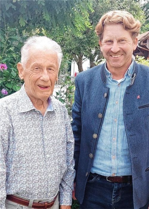 Georg Weber (links) empfängt anlässlich seines 85. Geburtstags viele Gratulationen, auch von Ampfings Bürgermeister Josef Grundner.Foto Stettner