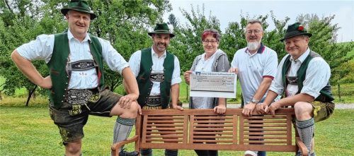 Geteilte Freude ist nun mal doppelte Freude: Der Vorsitzende des GTEV „Edelweiß“ Endorf, Sepp Dickl, Festleiter Wasti Möderl, Cornelia und Peter Graf vom Partnerschaftsverein und Ehrenvorstand Erwin Freese senior (von links) bei der Übergabe der Spende in Höhe von 3000 Euro. Foto Ammelburger