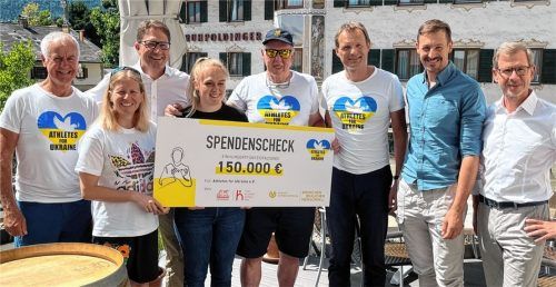 Große Freude bei allen Beteiligten herrschte bei der Übergabe des Spendenschecks in Höhe von 150000 Euro: (von links) Fritz Fischer, Franziska Hildebrand, Christopher Sitte, Anna Berreiter, Wolfgang Pichler, Jens Steinigen, Marcus Burghardt und Dirk Brandt. Foto Kas