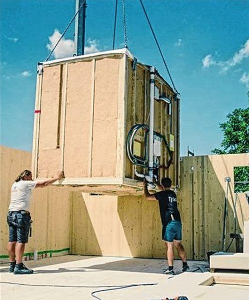 Hier wird geliefert: Die fertigen Badmodule müssen beim Hausbau nur noch eingepasst werden. Fotos Re