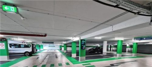 Im Parkhaus „MedicalCube“ öffnen die Schranken künftig automatisch nach dem Scannen des Kennzeichens. Foto Q-Park